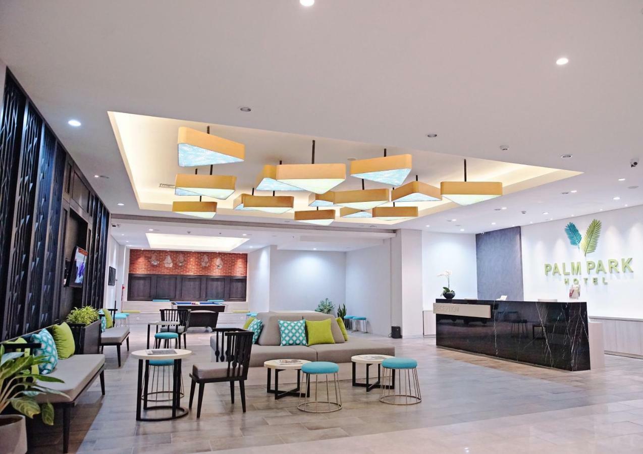 Palm Park Hotel Surabaya Kültér fotó