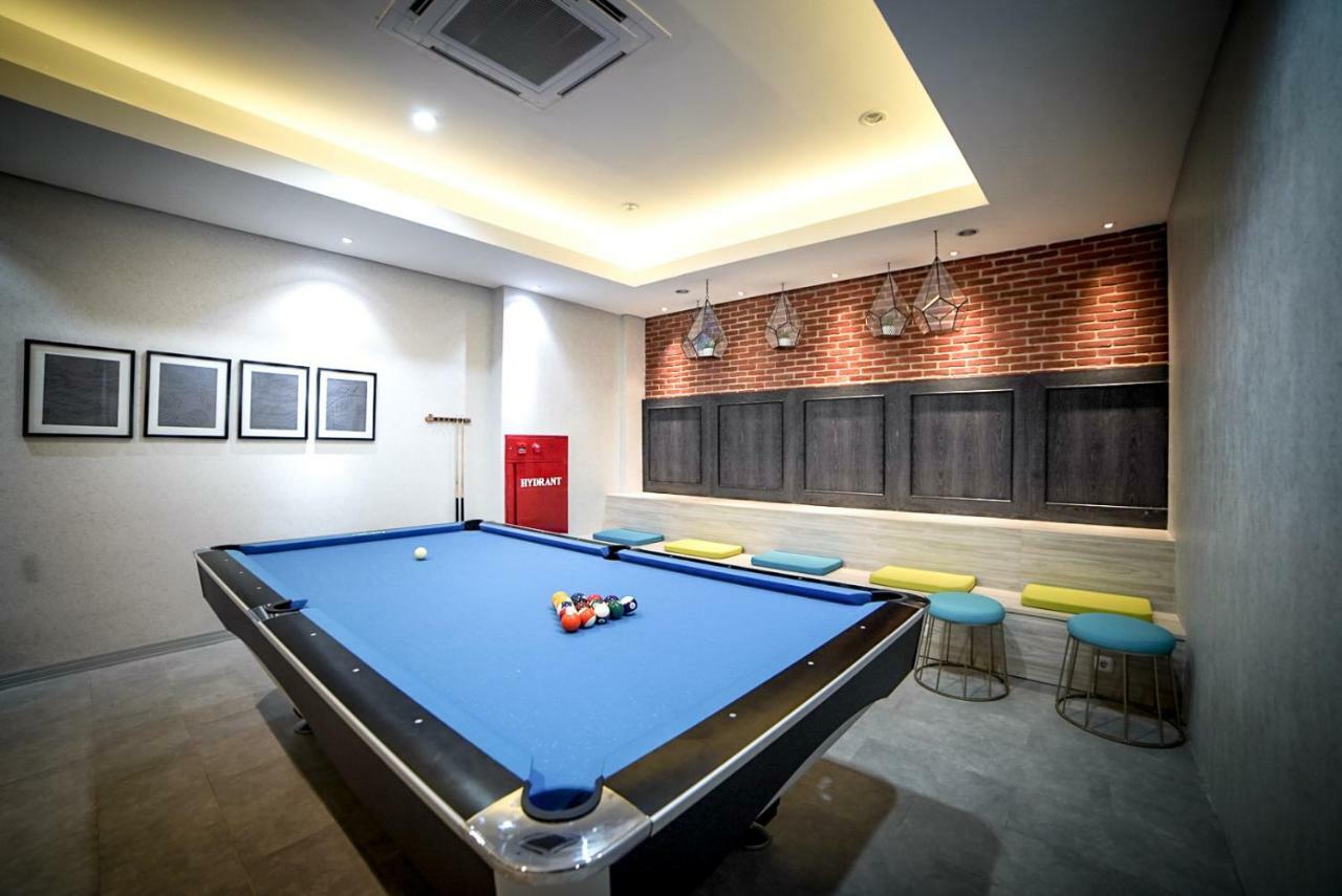 Palm Park Hotel Surabaya Kültér fotó